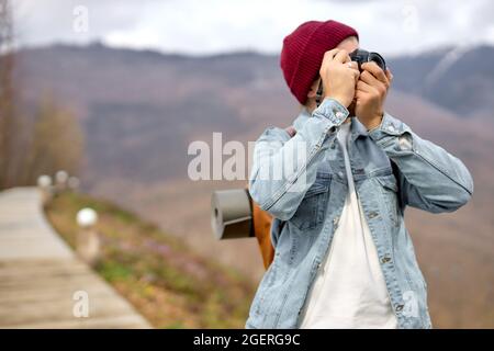 Nahaufnahme Porträt eines nicht erkennbaren Reisenden, der Naturlandschaften fotografiert, in der Natur, allein beim Abenteuer, Seitenansicht. Männlich in legerer Jeans-jac Stockfoto