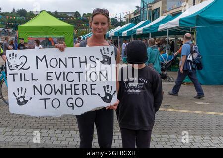 Truro, Cornwall, Großbritannien. August 2021. Jenny, eine Mutter mit einem ihrer beiden autistischen Söhne, wird aus ihrem Haus in St. Agnes in Cornwall vertrieben. Das Haus, das sie seit einigen Jahren gemietet hat, wird als Ferienhaus verkauft. Sie kann in Cornwall keine Wohnung finden, die sie sich leisten kann, zu mieten, und hofft daher auf Notwohnungen durch den Cornwall Council. Cornwalls Wohnungskrise ist jetzt so schlimm Hunderte nahmen heute an einem Protest in Truro Teil. Der Verkauf von Zweitwohnungen lässt Cornwall-Familien nicht mehr auf die Wohnungsleiter kommen. Mietmöglichkeiten wurden von Vermietern, die Wohnungen und Häuser umbauten, gekürzt Stockfoto