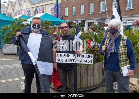 Truro, Cornwall, Großbritannien. August 2021. Cornwalls Wohnungskrise ist so schlimm Hunderte nahmen heute an einem Protest in Truro Teil. Der Verkauf von Zweitwohnungen lässt Cornwall-Familien nicht mehr auf die Wohnungsleiter kommen. Mietmöglichkeiten wurden von Vermietern, die Wohnungen und Häuser in AirB+B verwandelten, gekürzt Stockfoto