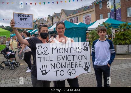 Truro, Cornwall, Großbritannien. August 2021. Jenny, eine Mutter von zwei autistischen Söhnen, wird aus ihrem Haus in St. Agnes in Cornwall vertrieben. Sie kann keine Wohnung finden, die sie sich leisten kann, zu mieten, und hofft daher auf Notwohnungen durch den Cornwall Council. Cornwalls Wohnungskrise ist jetzt so schlimm Hunderte nahmen heute an einem Protest in Truro Teil. Der Verkauf von Zweitwohnungen lässt Cornwall-Familien nicht mehr auf die Wohnungsleiter kommen. Mietmöglichkeiten wurden von Vermietern, die Wohnungen und Häuser in AirB+B verwandelten, gekürzt Stockfoto