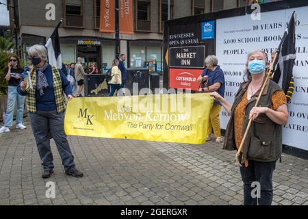 Truro, Cornwall, Großbritannien. August 2021. Cornwalls Wohnungskrise ist so schlimm Hunderte nahmen heute an einem Protest in Truro Teil. Der Verkauf von Zweitwohnungen lässt Cornwall-Familien nicht mehr auf die Wohnungsleiter kommen. Mietmöglichkeiten wurden von Vermietern, die Wohnungen und Häuser in AirB+B verwandelten, gekürzt Die politische Partei, Mebyon Kernow, hatte während der Demonstration eine prominente Präsenz. Stockfoto