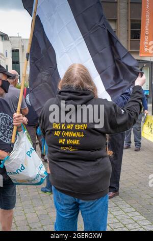 Truro, Cornwall, Großbritannien. August 2021. Cornwalls Wohnungskrise ist so schlimm Hunderte nahmen heute an einem Protest in Truro Teil. Der Verkauf von Zweitwohnungen lässt Cornwall-Familien nicht mehr auf die Wohnungsleiter kommen. Mietmöglichkeiten wurden von Vermietern, die Wohnungen und Häuser in AirB+B verwandelten, gekürzt Stockfoto