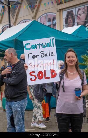 Truro, Cornwall, Großbritannien. August 2021. Cornwalls Wohnungskrise ist so schlimm Hunderte nahmen heute an einem Protest in Truro Teil. Der Verkauf von Zweitwohnungen lässt Cornwall-Familien nicht mehr auf die Wohnungsleiter kommen. Mietmöglichkeiten wurden von Vermietern, die Wohnungen und Häuser in AirB+B verwandelten, gekürzt Stockfoto