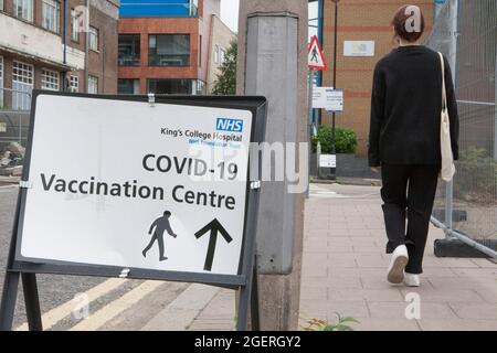 London, Großbritannien, 21. August 2021: Eine 18-jährige Frau wird im Denmark Hill Covid Impfzentrum am King's College Hospital geimpft. Da die Universitäten in weniger als einem Monat mit der Aufnahme von Studenten beginnen werden, wird eine zweite Aufnahme des Pfizer-Impfstoffs einen gewissen Schutz gegen die Delta-Variante des Coronavirus bieten, die in Großbritannien endemisch ist. Anna Watson/Alamy Live News Stockfoto