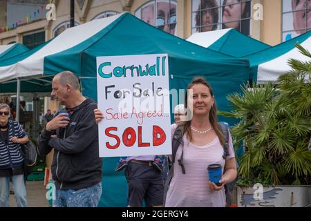 Truro, Cornwall, Großbritannien. August 2021. Cornwalls Wohnungskrise ist so schlimm Hunderte nahmen heute an einem Protest in Truro Teil. Der Verkauf von Zweitwohnungen lässt Cornwall-Familien nicht mehr auf die Wohnungsleiter kommen. Mietmöglichkeiten wurden von Vermietern, die Wohnungen und Häuser in AirB+B verwandelten, gekürzt Stockfoto