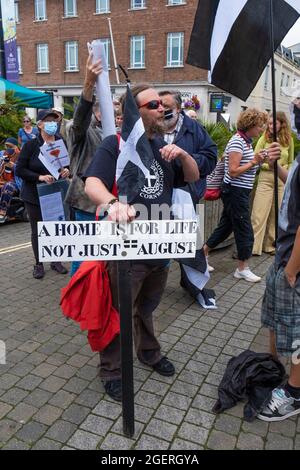 Truro, Cornwall, Großbritannien. August 2021. Cornwalls Wohnungskrise ist so schlimm Hunderte nahmen heute an einem Protest in Truro Teil. Der Verkauf von Zweitwohnungen lässt Cornwall-Familien nicht mehr auf die Wohnungsleiter kommen. Mietmöglichkeiten wurden von Vermietern, die Wohnungen und Häuser in AirB+B verwandelten, gekürzt Stockfoto