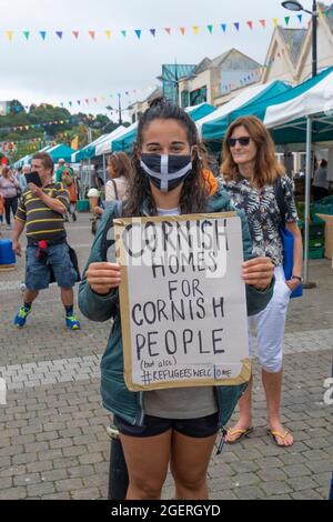 Truro, Cornwall, Großbritannien. August 2021. Cornwalls Wohnungskrise ist so schlimm Hunderte nahmen heute an einem Protest in Truro Teil. Der Verkauf von Zweitwohnungen lässt Cornwall-Familien nicht mehr auf die Wohnungsleiter kommen. Mietmöglichkeiten wurden von Vermietern, die Wohnungen und Häuser in AirB+B verwandelten, gekürzt Stockfoto