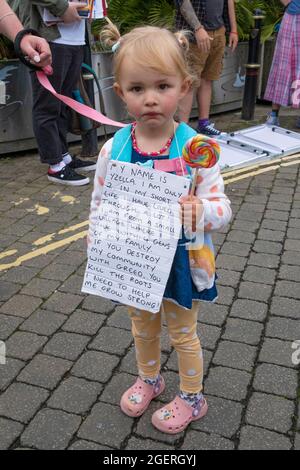 Truro, Cornwall, Großbritannien. August 2021. Cornwalls Wohnungskrise ist so schlimm die 2-jährige Yzella und Hunderte anderer Demonstranten nahmen heute an einer Demonstration in Truro Teil. Der Verkauf von Zweitwohnungen lässt Cornwall-Familien nicht mehr auf die Wohnungsleiter kommen. Mietmöglichkeiten wurden von Vermietern, die Wohnungen und Häuser in AirB+B verwandelten, gekürzt Stockfoto