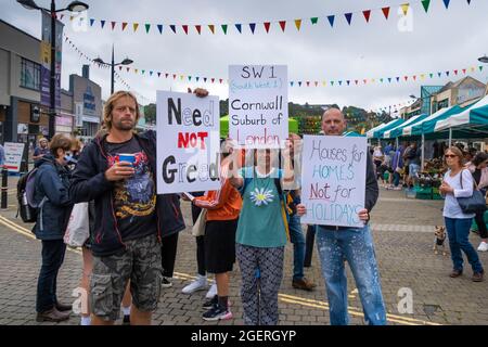 Truro, Cornwall, Großbritannien. August 2021. Cornwalls Wohnungskrise ist so schlimm Hunderte nahmen heute an einem Protest in Truro Teil. Der Verkauf von Zweitwohnungen lässt Cornwall-Familien nicht mehr auf die Wohnungsleiter kommen. Mietmöglichkeiten wurden von Vermietern, die Wohnungen und Häuser in AirB+B verwandelten, gekürzt Stockfoto