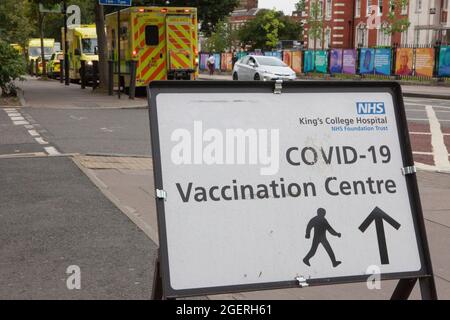 London, Großbritannien, 21. August 2021: Eine 18-jährige Frau wird im Denmark Hill Covid Impfzentrum am King's College Hospital geimpft. Da die Universitäten in weniger als einem Monat mit der Aufnahme von Studenten beginnen werden, wird eine zweite Aufnahme des Pfizer-Impfstoffs einen gewissen Schutz gegen die Delta-Variante des Coronavirus bieten, die in Großbritannien endemisch ist. Anna Watson/Alamy Live News Stockfoto