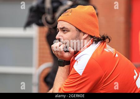 Bournemouth, Großbritannien. August 2021. Blackpool-Fans treffen am 8/21/2021 im Vitality Stadium in Bournemouth, Großbritannien, ein. (Foto von Mark Cosgrove/News Images/Sipa USA) Quelle: SIPA USA/Alamy Live News Stockfoto