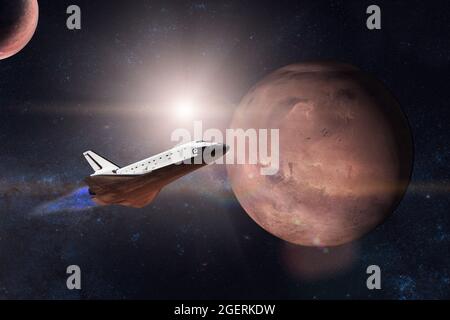 Space Shuttle nimmt an einer Mission auf dem Hintergrund des Mars-Planeten Teil. Elemente dieses Bildes, die von der NASA eingerichtet wurden. Stockfoto