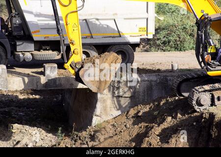 08-05-2020,Bhadapipalya, Madhya Pradesh, Indien. Der moderne Bagger JCB führt Aushubarbeiten auf der Baustelle durch Stockfoto