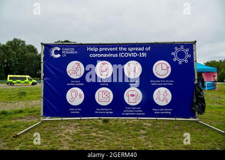 London, Großbritannien. August 2021. Cancer Research Race for Life in Hampstead Heath, London, findet statt, nachdem die Spendenaktionen im vergangenen Jahr gecancelt wurden und die Auswirkungen, die dies auf die Finanzierung von Dienstleistungen und Forschung durch Cancer Research UK hatte, noch nicht erreicht wurden. Kredit: Bradley Taylor / Alamy Live Nachrichten Stockfoto