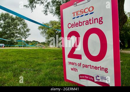 London, Großbritannien. August 2021. Cancer Research Race for Life in Hampstead Heath, London, findet statt, nachdem die Spendenaktionen im vergangenen Jahr gecancelt wurden und die Auswirkungen, die dies auf die Finanzierung von Dienstleistungen und Forschung durch Cancer Research UK hatte, noch nicht erreicht wurden. Kredit: Bradley Taylor / Alamy Live Nachrichten Stockfoto