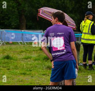 London, Großbritannien. August 2021. Cancer Research Race for Life in Hampstead Heath, London, findet statt, nachdem die Spendenaktionen im vergangenen Jahr gecancelt wurden und die Auswirkungen, die dies auf die Finanzierung von Dienstleistungen und Forschung durch Cancer Research UK hatte, noch nicht erreicht wurden. Kredit: Bradley Taylor / Alamy Live Nachrichten Stockfoto