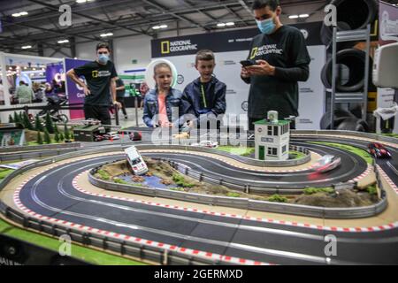 Farnborough, Großbritannien. 21. August 2021. Die British Motor Show, vom 19. Bis 22. August 2021, Farnborough mit einer verlockenden Ausstellung neuer Autos, die Show bietet die Select Electric Motor Show, eine actiongeladene Live Arena, eine Live-Bühne, Autofahrer, Retro-Electric Live, ein Supercar Paddock, Oldtimer, das IMI Technology Theatre, Testfahrten und die Lieblings-, Stunt-Fahrer-Live-Show .Paul Quezada-Neiman/Alamy Live News Stockfoto