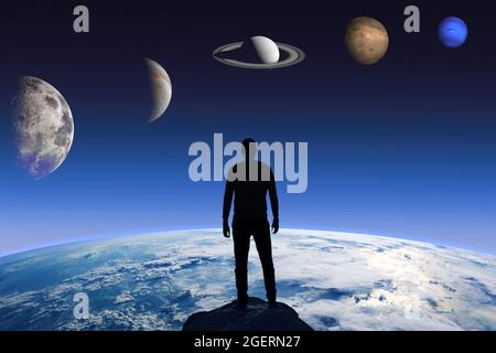 Silhouette eines Mannes auf dem Hintergrund der Erde und verschiedener Planeten. Elemente dieses Bildes, die von der NASA eingerichtet wurden. Stockfoto
