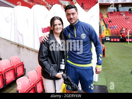 Charlton Athletic Assistant Manager Johnnie Jackson posiert für ein Foto mit einem Fan an ihrem 21. Geburtstag vor dem Sky Bet League One Spiel im Valley, London. Bilddatum: Samstag, 21. August 2021. Stockfoto