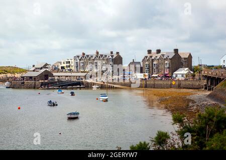 Segelboote im Hafen an der Mawddach-Mündung bei Ebbe im nordwalesischen Küstenurlaubsort Barmouth Gwynedd Stockfoto