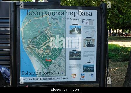 Belgrad, Serbien - 5. Juli 2021: Belgrader Festung Touristenattraktion Info-Karte im Park. Stockfoto