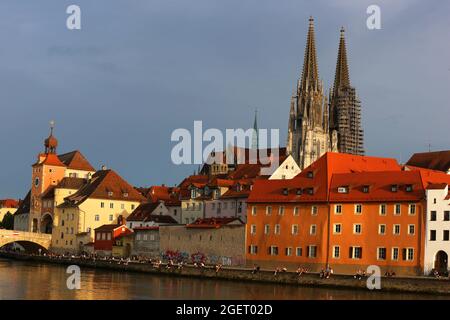 Mittelalterliche Stadt Regensburg mit Altstadt und Steinerne Brücke über die Donau in der Oberpfalz in Bayern in Deutschland Stockfoto