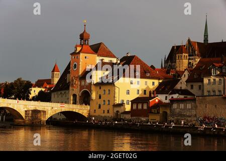 Mittelalterliche Stadt Regensburg mit Altstadt und Steinerne Brücke über die Donau in der Oberpfalz in Bayern in Deutschland Stockfoto