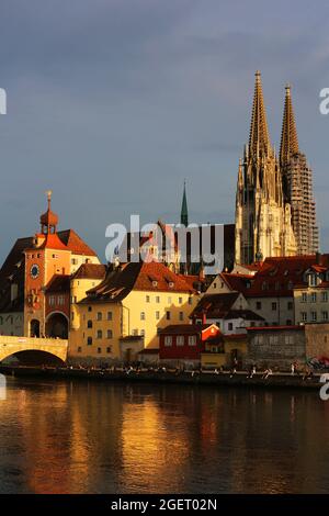 Mittelalterliche Stadt Regensburg mit Altstadt und Steinerne Brücke über die Donau in der Oberpfalz in Bayern in Deutschland Stockfoto