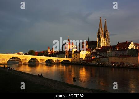 Mittelalterliche Stadt Regensburg mit Altstadt und Steinerne Brücke über die Donau in der Oberpfalz in Bayern in Deutschland Stockfoto