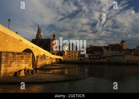 Mittelalterliche Stadt Regensburg mit Altstadt und Steinerne Brücke über die Donau in der Oberpfalz in Bayern in Deutschland Stockfoto