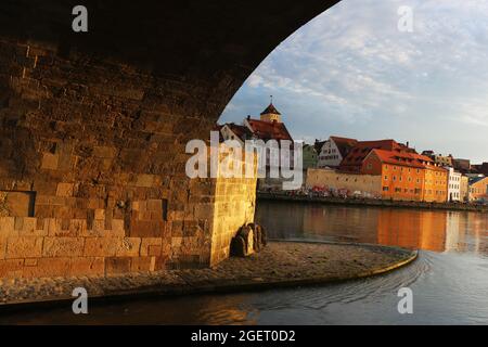 Mittelalterliche Stadt Regensburg mit Altstadt und Steinerne Brücke über die Donau in der Oberpfalz in Bayern in Deutschland Stockfoto