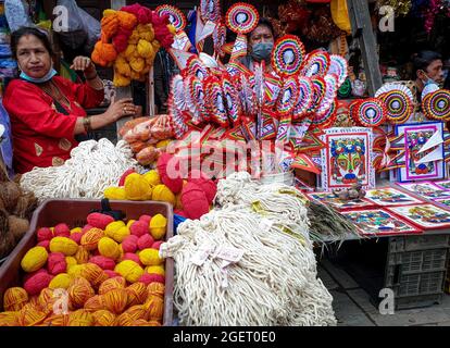 Kathmandu, Bagmati, Nepal. August 2021. Nepalesische Menschen verkaufen heilige Fäden und Kuhkopfmasken vor dem Janai Purnima- und Gaijatra-Fest am 21. August 2021 auf einem lokalen Markt in Kathmandu, Nepal. (Bild: © Sunil Sharma/ZUMA Press Wire) Bild: ZUMA Press, Inc./Alamy Live News Stockfoto