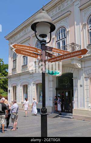 Belgrad, Serbien - 5. Juli 2021: Touristeninfo-Schild Pfosten in der Knez Mihailova Straße in Belgrad, Serbien. Stockfoto