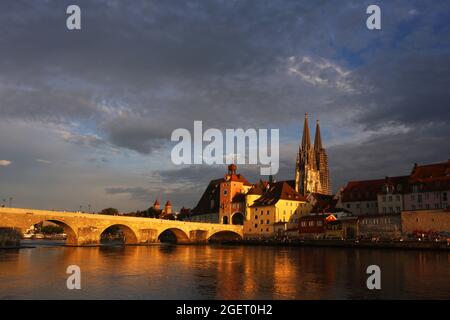 Mittelalterliche Stadt Regensburg mit Altstadt und Steinerne Brücke über die Donau in der Oberpfalz in Bayern in Deutschland Stockfoto