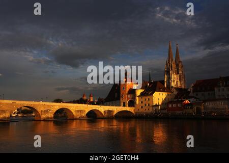 Mittelalterliche Stadt Regensburg mit Altstadt und Steinerne Brücke über die Donau in der Oberpfalz in Bayern in Deutschland Stockfoto