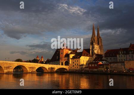 Mittelalterliche Stadt Regensburg mit Altstadt und Steinerne Brücke über die Donau in der Oberpfalz in Bayern in Deutschland Stockfoto