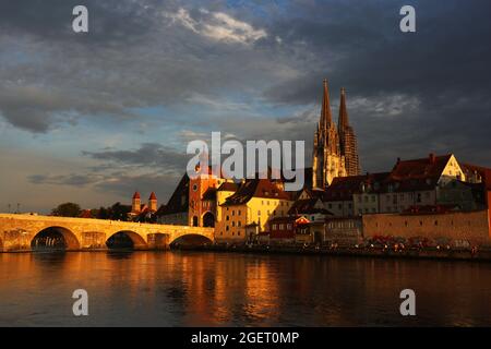 Mittelalterliche Stadt Regensburg mit Altstadt und Steinerne Brücke über die Donau in der Oberpfalz in Bayern in Deutschland Stockfoto