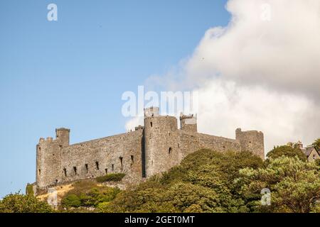 Harlech Castle in Gwynedd, Nordwales, ist eine denkmalgeschützte mittelalterliche Festung, die auf einem felsigen Hügel in der Nähe der Irischen See erbaut wurde. Erbaut von Edward I. Stockfoto