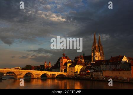 Mittelalterliche Stadt Regensburg mit Altstadt und Steinerne Brücke über die Donau in der Oberpfalz in Bayern in Deutschland Stockfoto