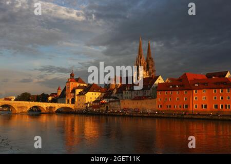 Mittelalterliche Stadt Regensburg mit Altstadt und Steinerne Brücke über die Donau in der Oberpfalz in Bayern in Deutschland Stockfoto