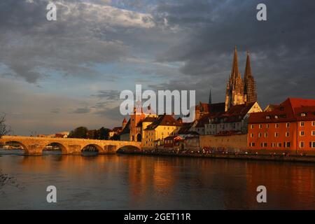 Mittelalterliche Stadt Regensburg mit Altstadt und Steinerne Brücke über die Donau in der Oberpfalz in Bayern in Deutschland Stockfoto