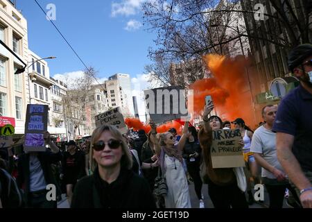 Melbourne, Australien, 21. August 2021. Demonstranten halten Plakate und Leuchtraketen während der Freiheitsdemonstration am 21. August 2021 in Melbourne, Australien, hoch. Freiheitsproteste werden im ganzen Land als Reaktion auf die COVID-19-Beschränkungen der Regierungen und die fortgesetzte Abschaffung von Freiheiten abgehalten. Kredit: Dave Hewison/Speed Media/Alamy Live Nachrichten Stockfoto