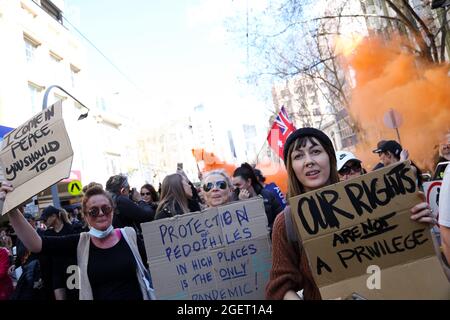 Melbourne, Australien, 21. August 2021. Demonstranten halten Plakate und Leuchtraketen während der Freiheitsdemonstration am 21. August 2021 in Melbourne, Australien, hoch. Freiheitsproteste werden im ganzen Land als Reaktion auf die COVID-19-Beschränkungen der Regierungen und die fortgesetzte Abschaffung von Freiheiten abgehalten. Kredit: Dave Hewison/Speed Media/Alamy Live Nachrichten Stockfoto