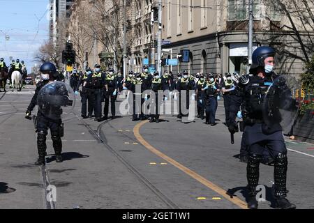 Melbourne, Australien, 21. August 2021. Hunderte von Polizisten werden während der Freiheitsdemonstration am 21. August 2021 in Melbourne, Australien, gesehen. Freiheitsproteste werden im ganzen Land als Reaktion auf die COVID-19-Beschränkungen der Regierungen und die fortgesetzte Abschaffung von Freiheiten abgehalten. Kredit: Dave Hewison/Alamy Live Nachrichten Stockfoto