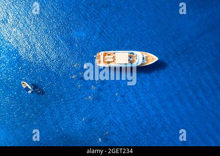 Freizeitboote mit Touristen schwimmen auf dem Meer, über Kopf geschossen Stockfoto