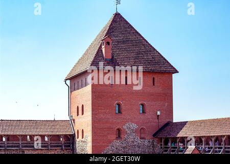 LIDA, WEISSRUSSLAND - 10. JULI 2021: Archäologisches Denkmal mittelalterlicher Stein und Ziegel Lida Burg, historischer Schauplatz für Touristen gegen den blauen Himmel in Stockfoto