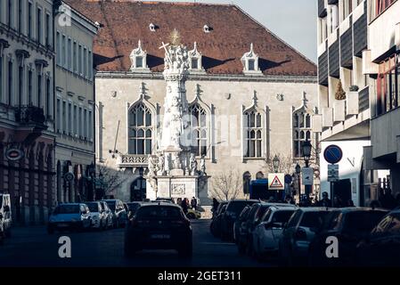 Budapest, Ungarn - 07. Januar 2019: Schmale Stadtstraße führt zum Trinity-Platz Stockfoto