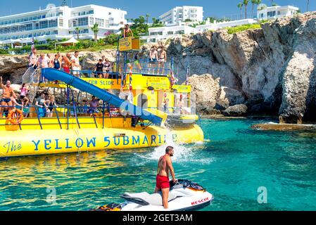 Ayia Napa, Zypern - 10. August 2019: Gelbes U-Boot-Vergnügungsboot mit Touristen Stockfoto