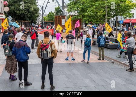 Cork, Irland. August 2021. Eine kleine Gruppe von ca. 60 Protestierenden der Extinktionsaufstände versammelten sich heute auf der Großen Parade, um die Notwendigkeit eines „sofortigen und fairen Handelns für die CO2-Neutralität“ hervorzuheben. Nach einigen Reden marschierte die Gruppe die South Mall entlang und die Patrick Street hinauf, bevor sie bei der Grand Parade in Diskussionsgruppen einbrach. Quelle: AG News/Alamy Live News Stockfoto