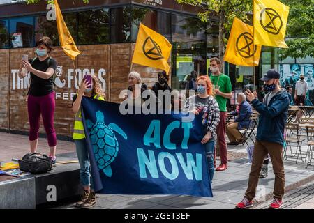 Cork, Irland. August 2021. Eine kleine Gruppe von ca. 60 Protestierenden der Extinktionsaufstände versammelten sich heute auf der Großen Parade, um die Notwendigkeit eines „sofortigen und fairen Handelns für die CO2-Neutralität“ hervorzuheben. Nach einigen Reden marschierte die Gruppe die South Mall entlang und die Patrick Street hinauf, bevor sie bei der Grand Parade in Diskussionsgruppen einbrach. Quelle: AG News/Alamy Live News Stockfoto